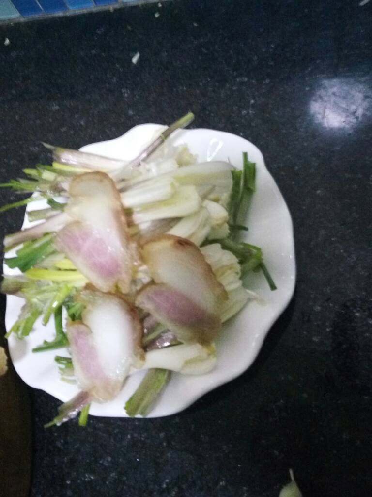 腊肉炒荞头,<a style='color:red;display:inline-block;' href='/shicai/ 3657'>荞头</a>洗干净拍好（用菜刀的横面拍打一下就ok）<a style='color:red;display:inline-block;' href='/shicai/ 436'>腊肉</a>切片（放3片样品给大家看看我是切成什么样的😂）