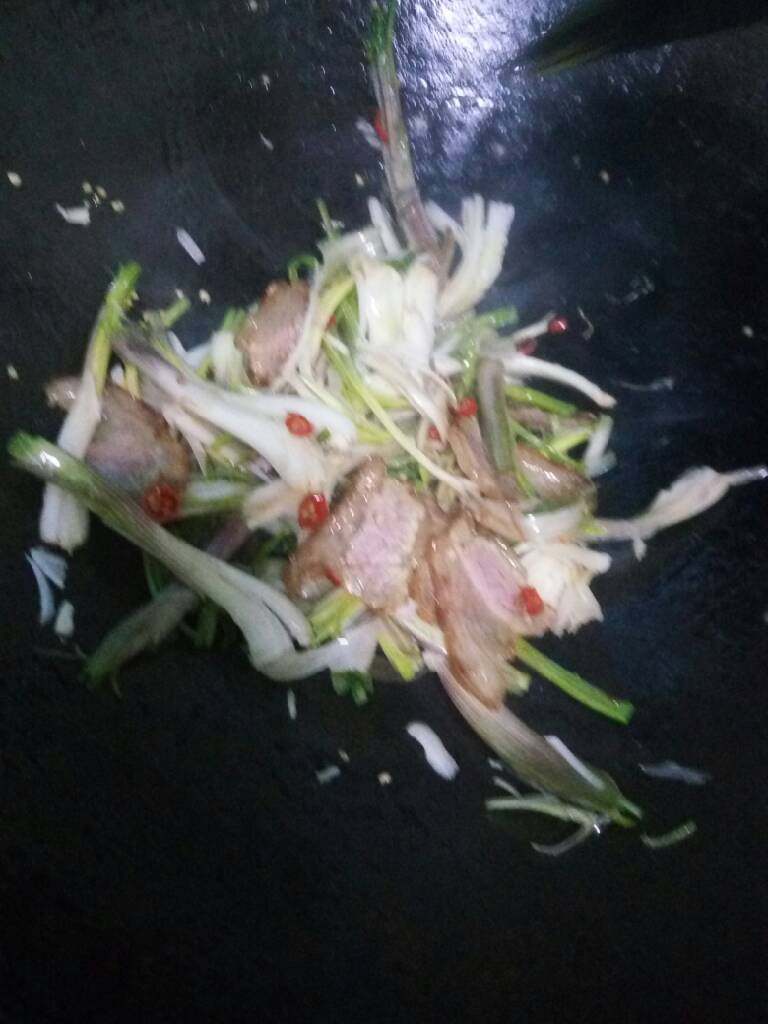 腊肉炒荞头,锅中放少量油,加入腊肉煸炒变色出油随后加入荞头翻炒,炒得差不多的时候加入一点水炝锅让荞头熟透