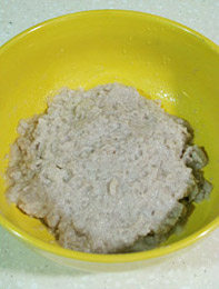 冰晶雪花饺,取出芋头过筛成泥；