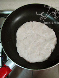 冰晶雪花饺,无水无油的净锅中放入芋泥馅，小火将芋泥馅炒干炒熟；