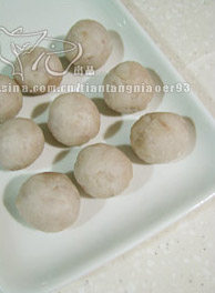 冰晶雪花饺,再将芋泥馅分割揉成10克左右的小团；