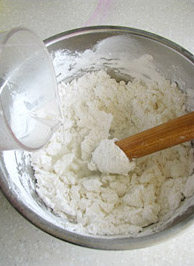 冰晶雪花饺,将澄粉和淀粉入盆中，慢慢倒入沸水，边倒边用擀面杖搅拌；