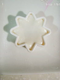 冰晶雪花饺,取八角星形饼干模，将粉团放在中间，压平成八角形后推出；