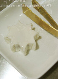 冰晶雪花饺,再用面点铜花钳将八个角夹压出横纹；