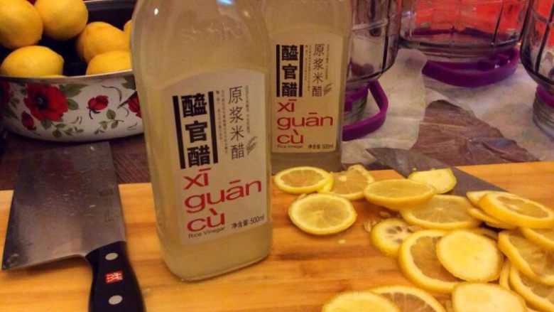 自制柠檬酵素,加醋的酵素别有一番风味,可以尝试一下。图中10斤的罐子码完柠檬冰糖后倒入1斤醋,醋要选择纯粮食酿造的,超市里欣和的原浆米醋或者亨氏<a style='color:red;display:inline-block;' href='/shicai/ 715'>白醋</a>都是很不错的选择。