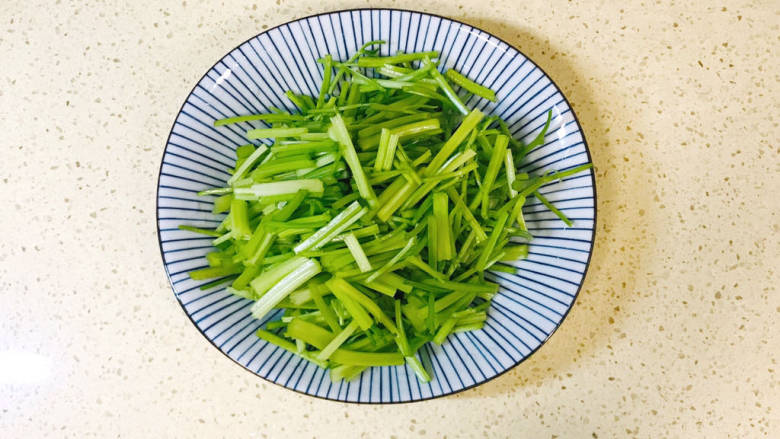 芹菜炒香干,<a style='color:red;display:inline-block;' href='/shicai/ 125'>芹菜</a>摘干净,切成段