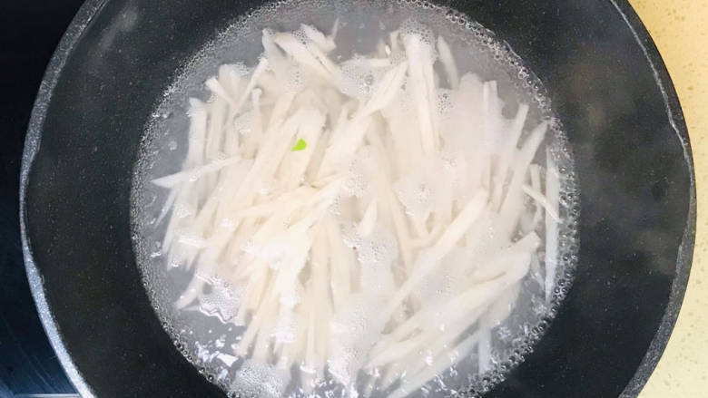 酸辣藕丝,加入锅里,加水烧开,焯一下水