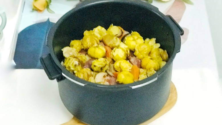 香菇板栗焖饭,启动煮饭模式,蒸熟米饭