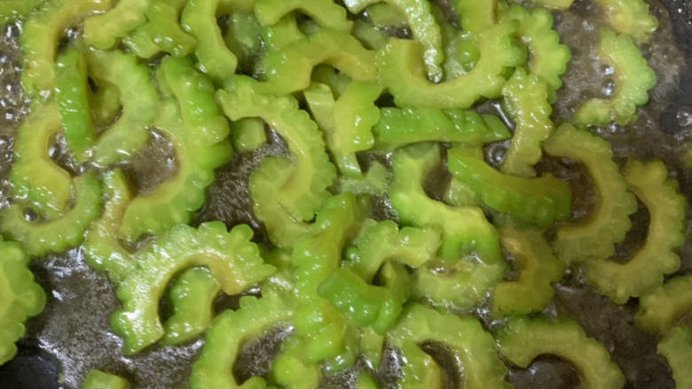 苦瓜炒腊肠片,加入水。