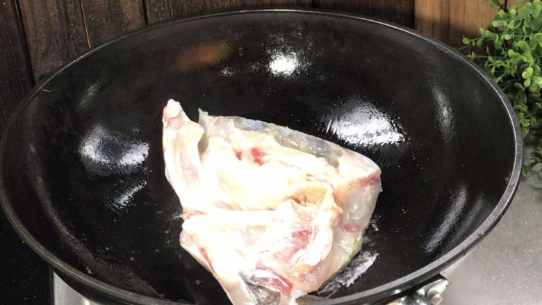 鱼头炖汤,起锅热油,放入鱼头先不要翻动,中火,煎至出香味后翻面
