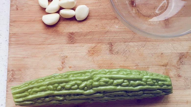 凉拌苦瓜,清洗干净，备用