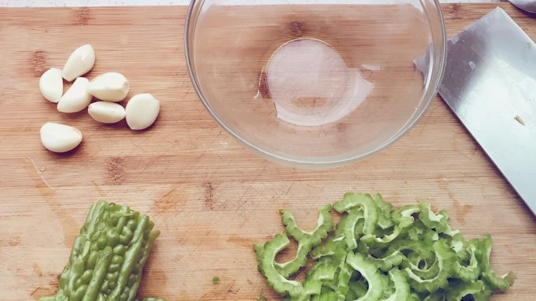 凉拌苦瓜,将备好的苦瓜切成薄片备用
