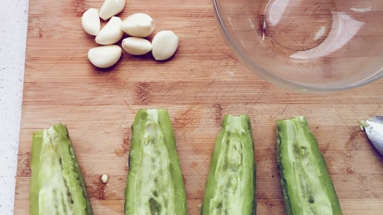 凉拌苦瓜,将洗好的<a style='color:red;display:inline-block;' href='/shicai/ 55'>苦瓜</a>切开，将里面的瓤挖掉