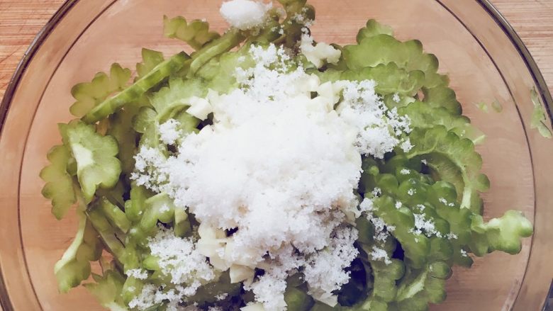 凉拌苦瓜,放入上述所需调味品进行调味。