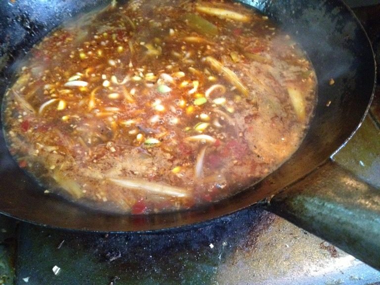 水煮肉片,温火下油放豆瓣姜葱蒜炒香,吐红油后加酱油炒,加适量水烧开