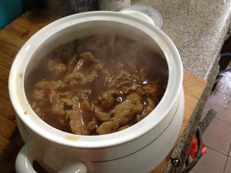 水煮肉片,用筷子搅开肉片,断生后捞出