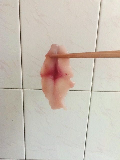 酸菜鱼,鱼肉切夹刀片,待用;