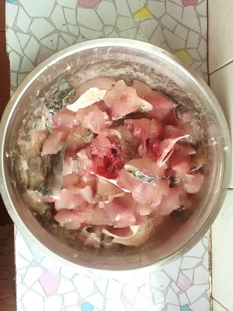 酸菜鱼,在切好的鱼片中放入料酒,胡椒,少量盐,蛋清,生粉腌制;