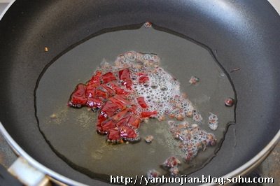 宫保虾球,锅内油烧至6成热,放入干辣椒和<a style='color:red;display:inline-block;' href='/shicai/ 700'>花椒</a>煸炒出香味