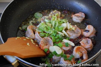 宫保虾球,炒至虾仁断生时,放入葱姜蒜快速翻炒