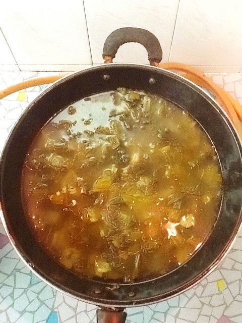 酸菜鱼,锅内放入底油,加姜片爆香,再放入泡酸菜翻炒,炒出香味加入高汤;