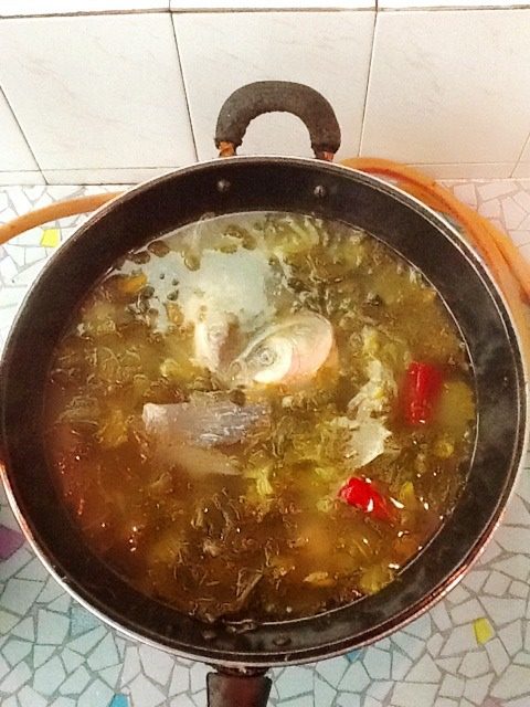 酸菜鱼,放入预留出的鱼头和鱼尾,加入<a style='color:red;display:inline-block;' href='/shicai/ 703'>泡椒</a>煮汤;