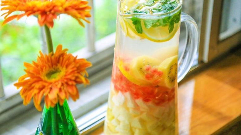 #春日野餐会#detox water(健康排毒水),图里放了薄荷,柠檬,雪梨,猕猴桃,石榴