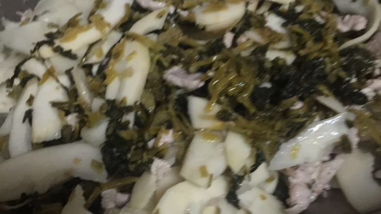 雪菜竹笋肉丝,至竹笋煸透(有一点呈透明状),加入雪菜;