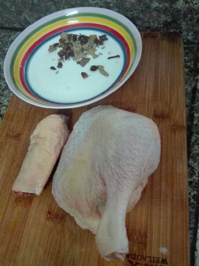 香辣鸭,配料备好 还有辣椒 （本来不加的所以没拍）