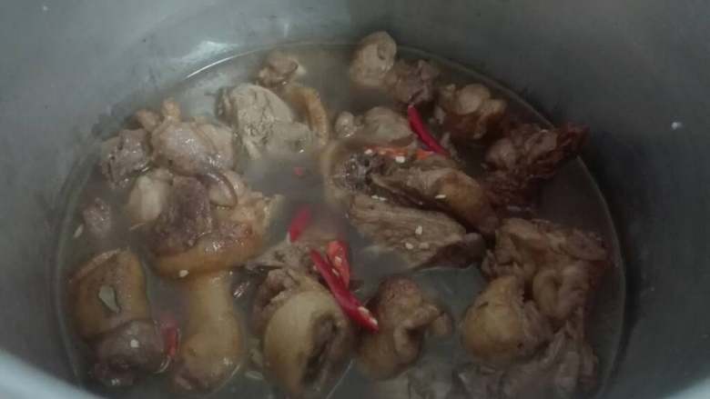香辣鸭,水放到差不多没过<a style='color:red;display:inline-block;' href='/shicai/ 320'>鸭肉</a>  从高压锅沸腾响算起大火五分钟小火7分钟  