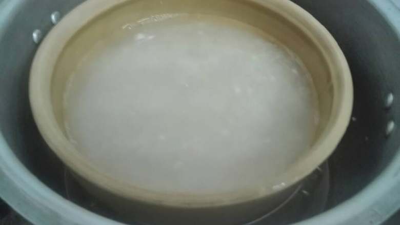 香辣鸭,上面我还顺便蒸饭  蒸的饭要比平时电饭煲煮要少点水  因为高压锅沸腾时候里面还会有水  高压锅煲汤蒸饭更要少水啦
