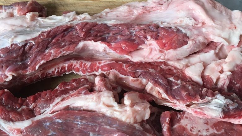 一菜多用,省时省力的红烧牛肉,把牛腩上的肥油剔除