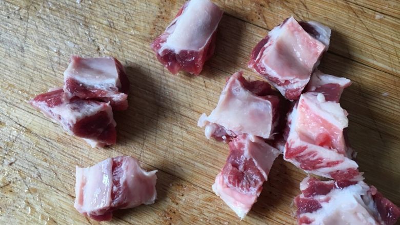 一菜多用,省时省力的红烧牛肉,切成1.5厘米见方的小块