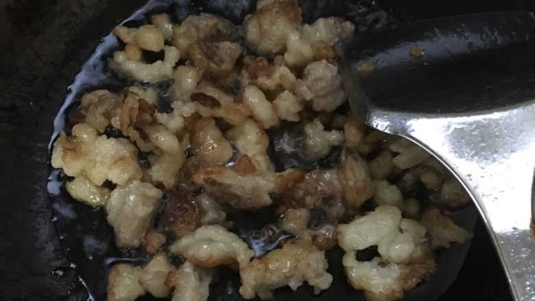 一菜多用,省时省力的红烧牛肉,把剔除的肥油切碎粒小火煎制逼出油