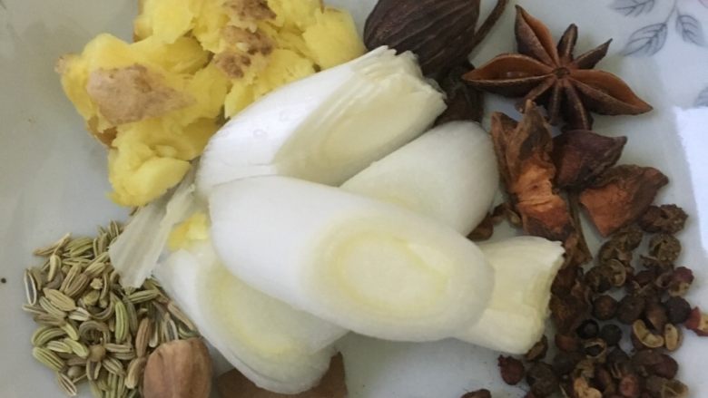 一菜多用,省时省力的红烧牛肉,料不要太多,个人感觉料多会淹没牛肉的香