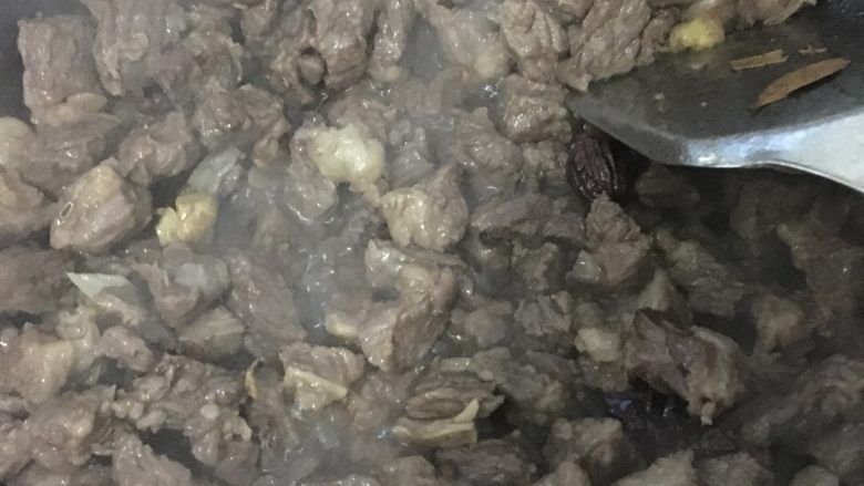 一菜多用,省时省力的红烧牛肉,将料先放入翻炒几下,放入牛肉继续翻炒,改大火,将牛肉水分炒干,入料酒,冰糖或白糖,炒至糖化