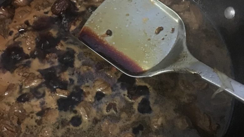 一菜多用,省时省力的红烧牛肉,加少许生抽,稍多老抽,小火焖炖约一小时