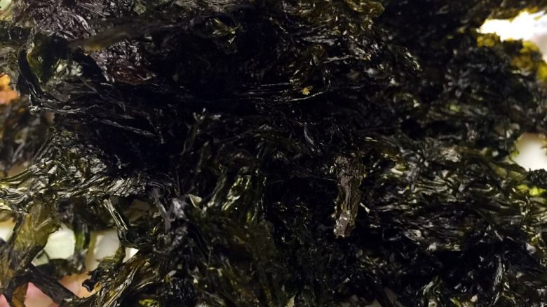 烤海苔,最小火慢慢烤，隔几分钟后去翻一翻，烤好的紫菜颜色会变得有些墨绿色（生的紫菜颜色是黑色的），最后撒点盐、爱吃辣的可以撒点辣椒粉。