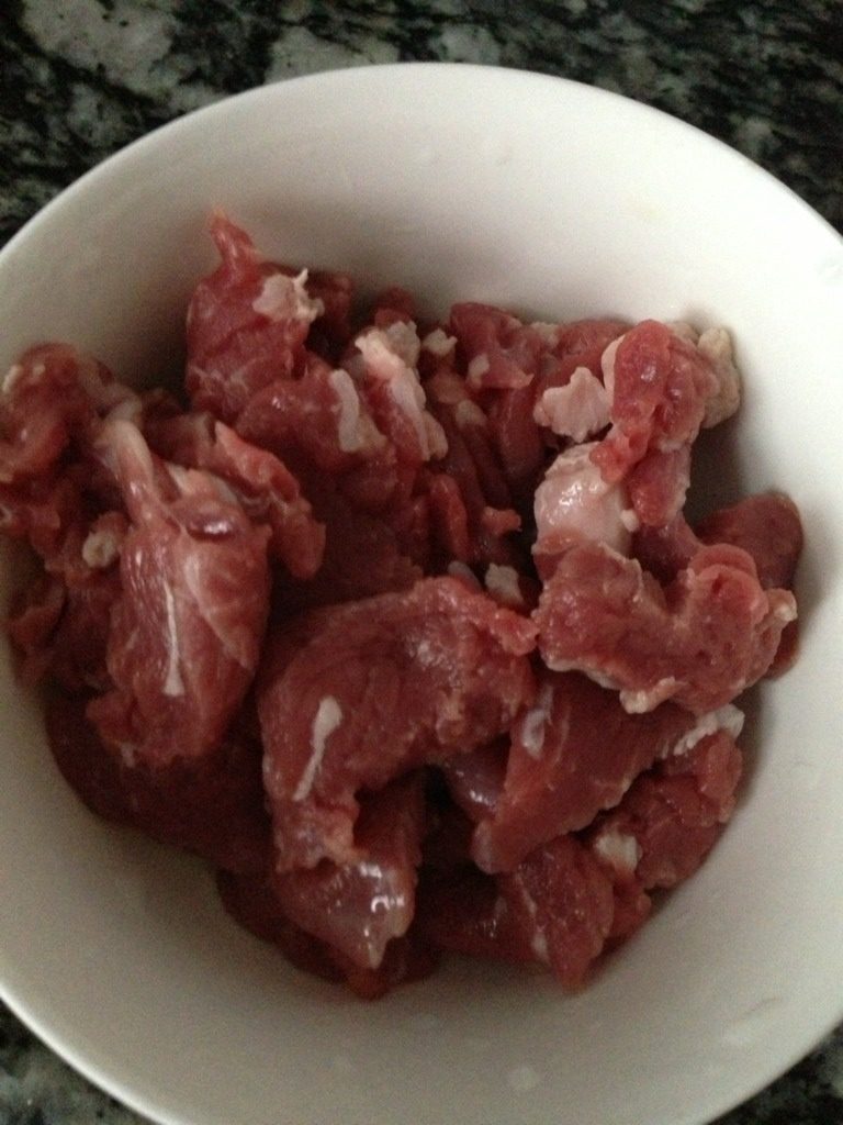 混炒牛肉,先用耗油、盐、<a style='color:red;display:inline-block;' href='/shicai/ 17'>蛋清</a>、腌制<a style='color:red;display:inline-block;' href='/shicai/ 216'>牛肉</a>；