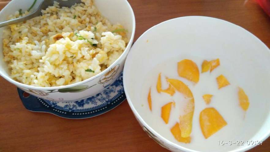 蛋炒饭配芒果牛奶