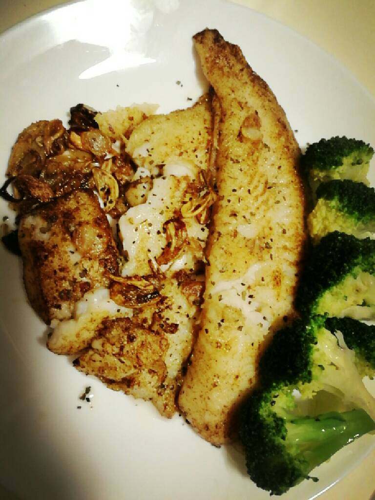 香煎龙利鱼,撒少许盐和混合香料装盘。搭配自己喜欢的蔬菜就欧了。