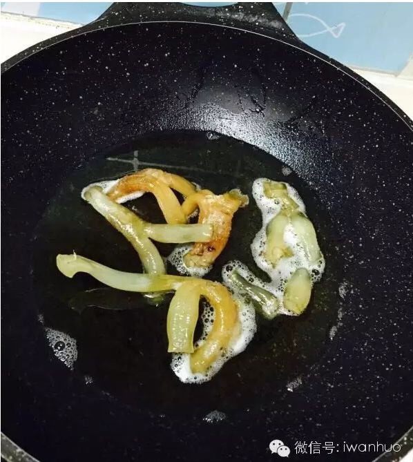 佛跳墙,冷锅冷油放入干的牛蹄筋最小火泡着,慢慢的开始起泡沫让蹄筋慢慢变形变粗后捞出;加入更多油转大火,油温够热后投入牛蹄筋炸到金黄色,用筷子可扎破的时候捞出,放入清水锅小火煮十五分钟,关火后焖发五个小时,然后换水后重复上一步骤一次,这时候蹄筋就发的白胖白胖,无硬芯,同样放入乐扣保鲜。