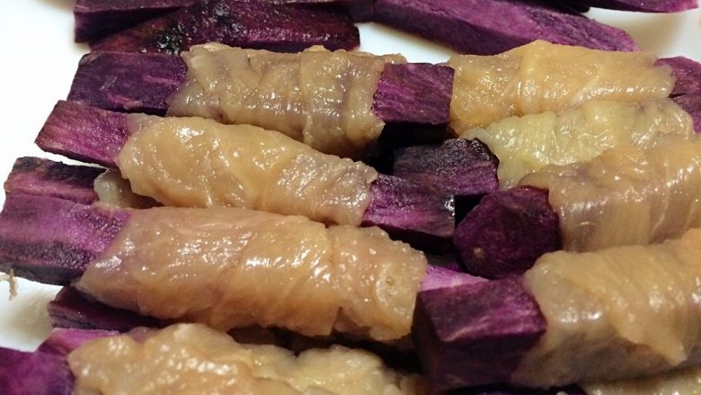 宠物训练零食之鸡肉卷紫薯,卷好放入烘干机,按照烘干机情况调整时间,我的在9-10小时左右。睡一觉起来就好啦!!