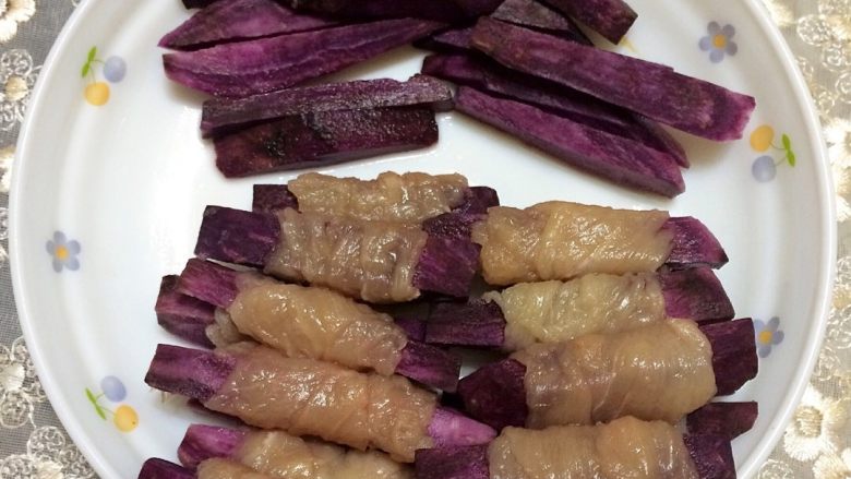 宠物训练零食之鸡肉卷紫薯,再把<a style='color:red;display:inline-block;' href='/shicai/ 2643'>紫薯</a>去皮洗净，切条(不要太粗，也不要太细)。
鸡肉切薄片，超薄(一眼就能透光的薄片，不然卷不住哦！)
如图这样，把鸡肉卷在<a style='color:red;display:inline-block;' href='/shicai/ 2643'>紫薯</a>上，本人建议卷多一些，烘干出来会非常美观，关键狗狗也爱吃！😉
