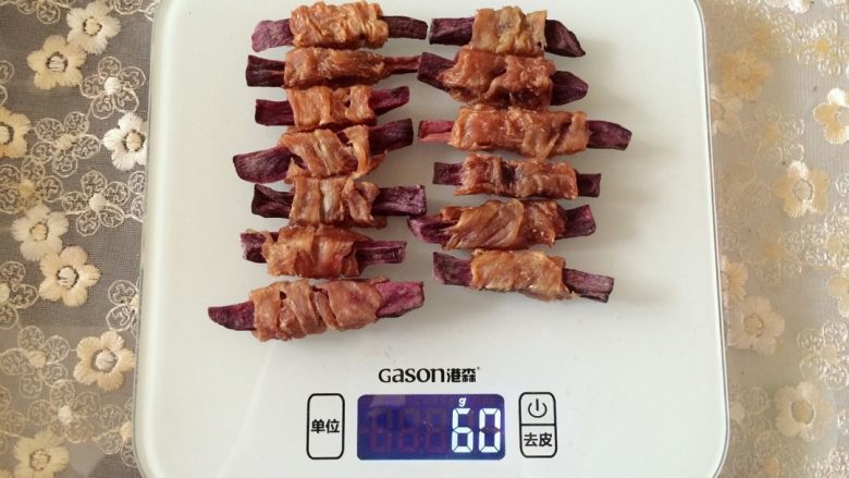 宠物训练零食之鸡肉卷紫薯,称重中...