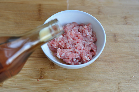 家常麻婆豆腐,<a style='color:red;display:inline-block;' href='/shicai/ 7036'>牛里脊肉</a>切小粒。倒入适量<a style='color:red;display:inline-block;' href='/shicai/ 718'>料酒</a>，适量精盐拌匀腌渍20分钟。