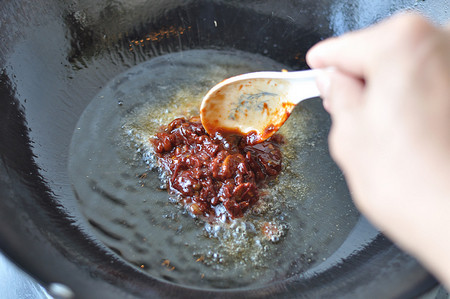 家常麻婆豆腐,<a style='color:red;display:inline-block;' href='/shicai/ 465'>豆腐</a>切成1厘米见方小丁，锅里倒入清水，倒入<a style='color:red;display:inline-block;' href='/shicai/ 465'>豆腐</a>丁，烧开后捞出<a style='color:red;display:inline-block;' href='/shicai/ 465'>豆腐</a>。起油锅，油热后倒入两汤匙<a style='color:red;display:inline-block;' href='/shicai/ 46964'>郫县豆瓣酱</a>，小火炒出红油。