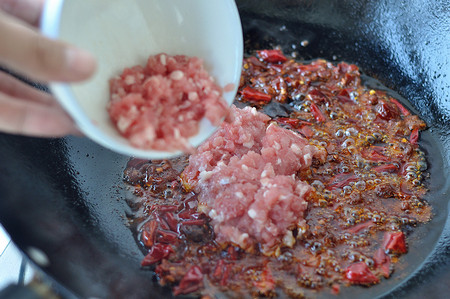 家常麻婆豆腐,倒入腌渍好的牛肉粒，调入1/2汤匙<a style='color:red;display:inline-block;' href='/shicai/ 3729'>白糖</a>，滑散炒匀。