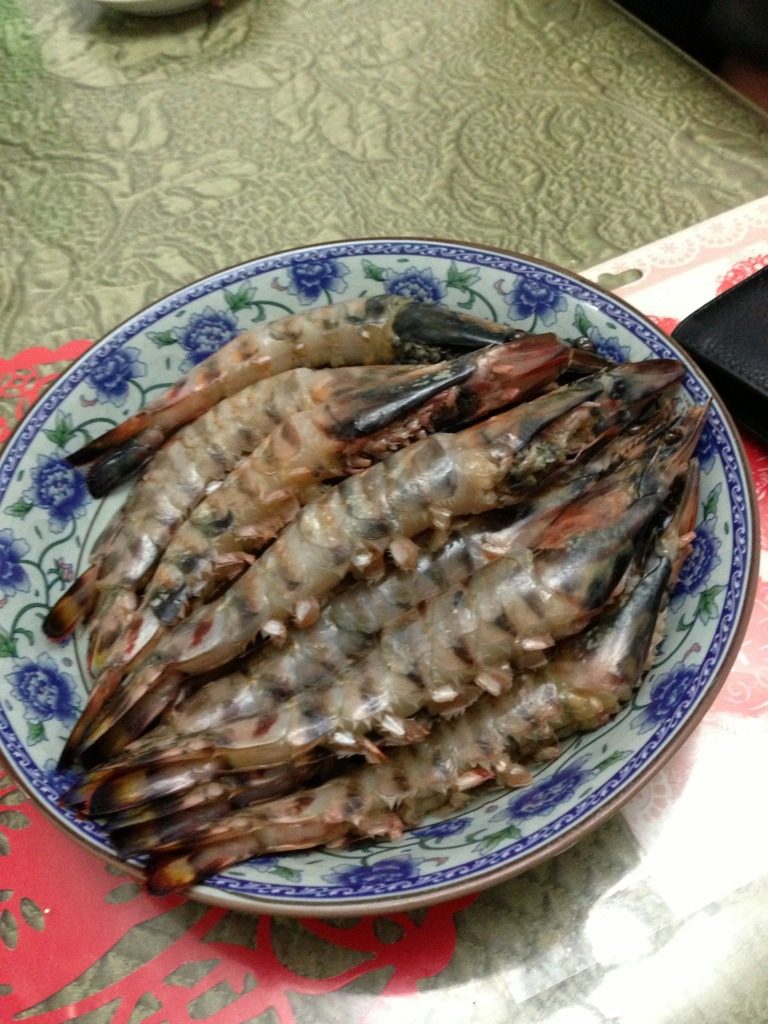 番汁油淋大对虾,洗好的<a style='color:red;display:inline-block;' href='/shicai/ 295'>对虾</a>剪去虾脚；