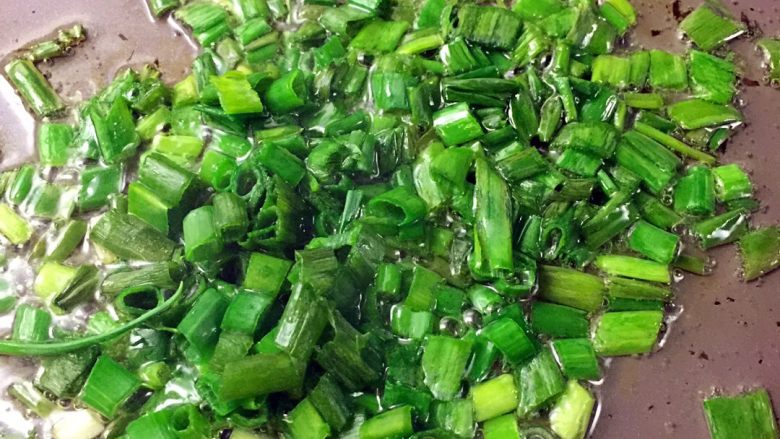 葱花蛋炒饭,锅里放油烧热,放葱花下去爆香
